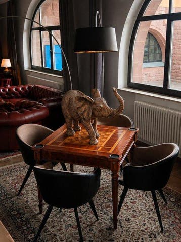 echte eyecatcher - Beeld, Olifant met omhoog geheven slurf -