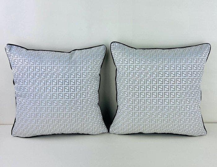 Fendi Casa - Nieuwe set van twee - Kussen, Antiek en Kunst, Antiek | Tapijten, Tafelkleden en Textiel