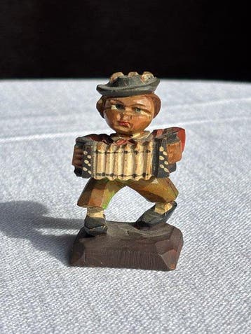 Figuur - Akkordeonspieler in ländlicher Tracht - Hout, Antiek en Kunst