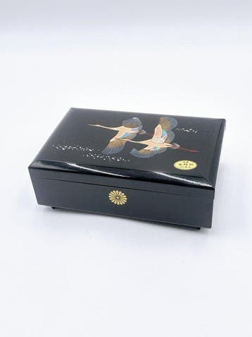 Boîte à bijoux musicale japonaise vintage en laque avec des