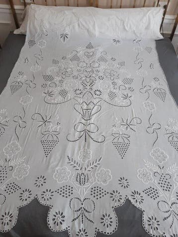 Gordijnen of tafelkleden, allemaal met de hand gemaakt. -