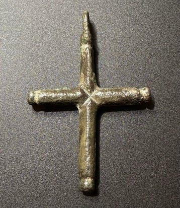 Middeleeuwen, kruisvaardersperiode Brons Elegant kruis met, Antiek en Kunst