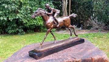 sculptuur, jockey te paard - 22 cm - brons marmer, Antiek en Kunst