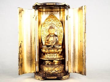 Standing statue of Amida Buddha in a shrine - Beeld Hout -