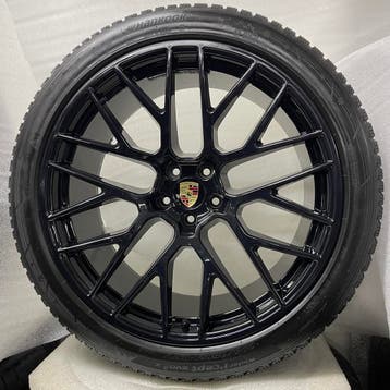 Porsche Macan ORIGINELE 21RS Spyder zwart met winterbanden, Ophalen, Banden en Velgen