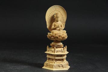 Intricately Carved Dainichi Nyorai (Cosmic Buddha) with Halo