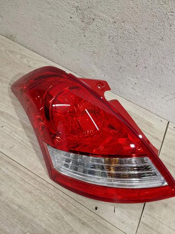 Suzuki Swift MK7 Sport 10- nieuwe achterlicht links OE EU, Autos : Pièces & Accessoires, Verzenden