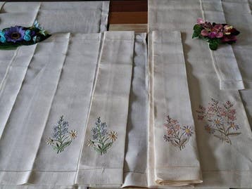Zachte badhanddoeken met handgemaakt bloemmotief. - Handdoek