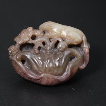 Sculpture antique en jade chinois, rat sur une nèfle deau