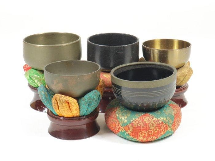 Boeddhistische objecten - Orin Bell Set - Set van 5 met, Antiek en Kunst, Antiek | Overige Antiek