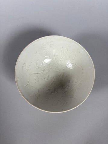 Chinois ancien grès porcelaineux Bol monochrome blanc incisé