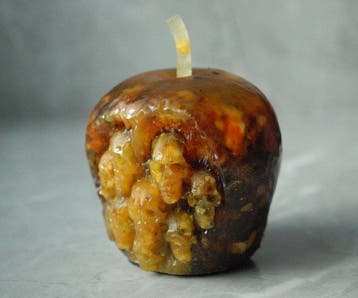 Amberkleurige schedelappel-beeld – Gotische Memento, Antiek en Kunst