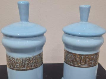 Pareja de albarelos de cristal opalino con decoración al oro