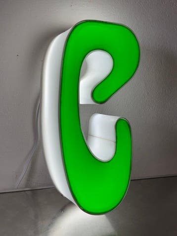 Lettre lumineuse industrielle vintage C – enseigne de