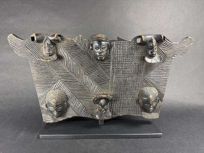 Paneel met maskers - sculptuur - Tshokwe - Congo, Antiquités & Art, Art | Art non-occidental