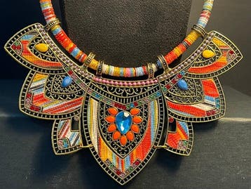 Ensemble royauté indienne en or et multicolore – pièce