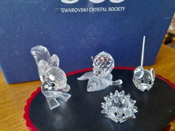 Swarovski - Figurine - Muisje , eekhoorn ,slak op blad en