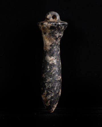 Oud-Egypte, papyrusamuleet in graniet - 4.5 cm, Verzamelen