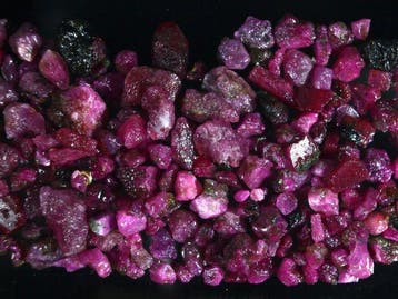 Cts. 134,0 Rubis brut Tanzanie Spécimen- 26.8 g