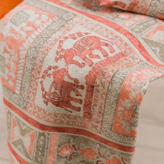 BA216 - Stof Elefanti d’Oriente - Koraalachtergrond -, Antiek en Kunst, Antiek | Tapijten, Tafelkleden en Textiel