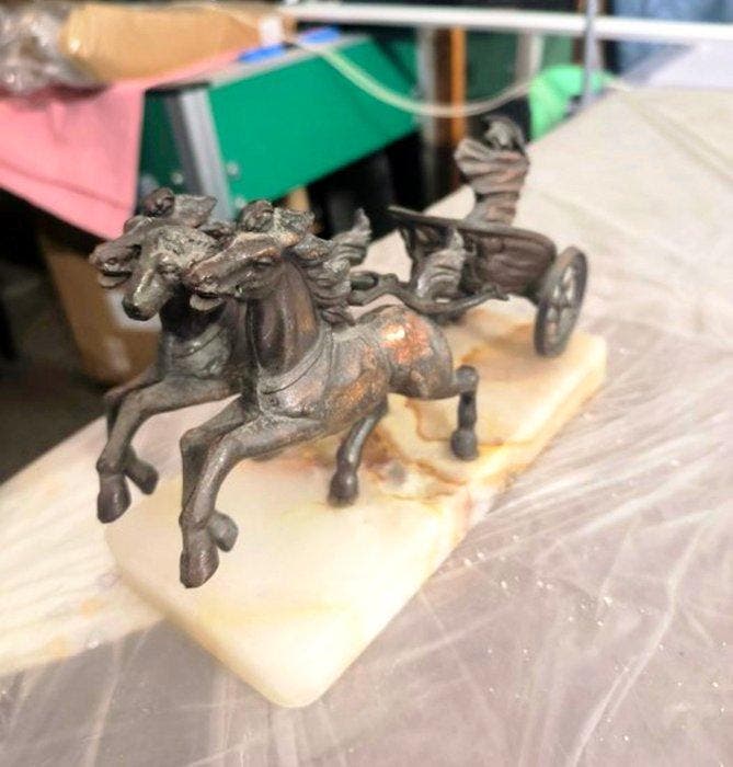sculptuur, Corsa Romana - 10 cm - Brons, Marmer - 1980, Antiquités & Art, Curiosités & Brocante