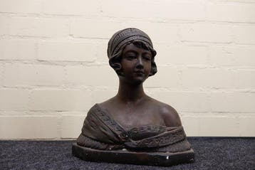 Figuur - buste dame met hoofddoek - Gips
