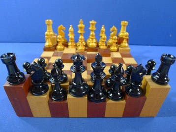Jeu déchecs type Staunton avec échiquier avec differents
