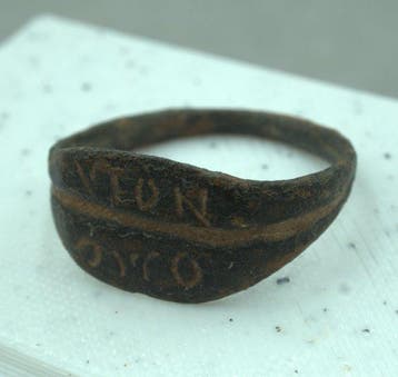 Ancient Roman Bronze legionary ring with names - 19 mm