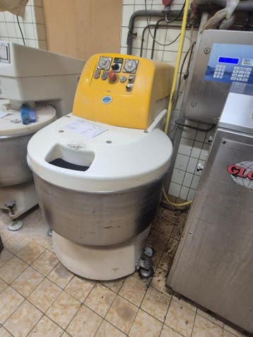Veiling bakkerij ovens mixers opbollers uitroller inventaris, Gebruikt, Bakkerij en Slagerij