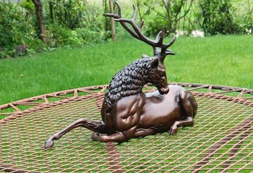 Tijdloze blikvanger - sculptuur, Brons liggend hert - 22 cm, Antiek en Kunst