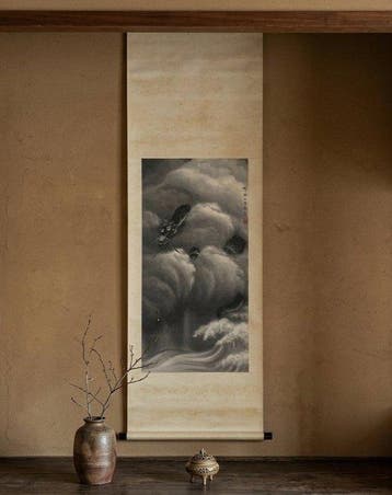 Inktschilderij Hangende Rol – Draak temidden van stormwolken