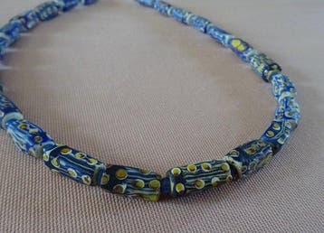 Ketting met 24 vierhoekige glas kralen met een oog motief,