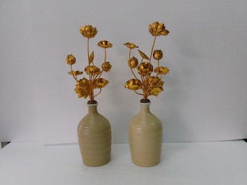 Boeddhistische objecten (2) - Een paar metalen bloemen die