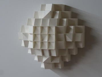 Hans Meeuwsen - Relief, 2026 - 84 wit porseleinen wandrelief, Antiek en Kunst