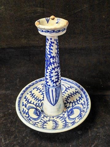 Blauw-witte hoge kandelaar met slingerende ranken en, Antiek en Kunst