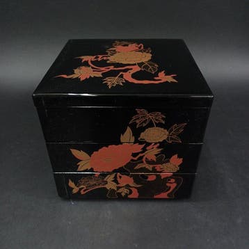 Vintage Aizu-nuri Drie-laags Bento-doos Jyubako met gouden