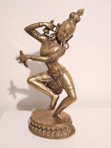 Figuratief beeld in messing dat een dansende Dakini afbeeldt