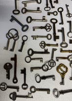 Sleutel Antiek - +100 decoratieve oude sleutels
