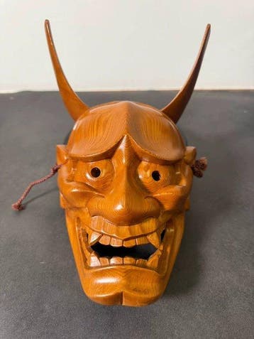 Mask - Japanse Yakusugi-houtsnijwerk van een Hannya-masker