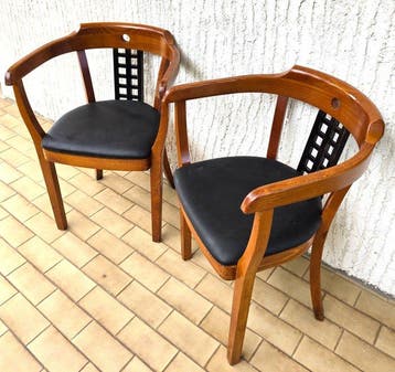 Stoel (2) - Beuken - Een paar moderne stoelen.