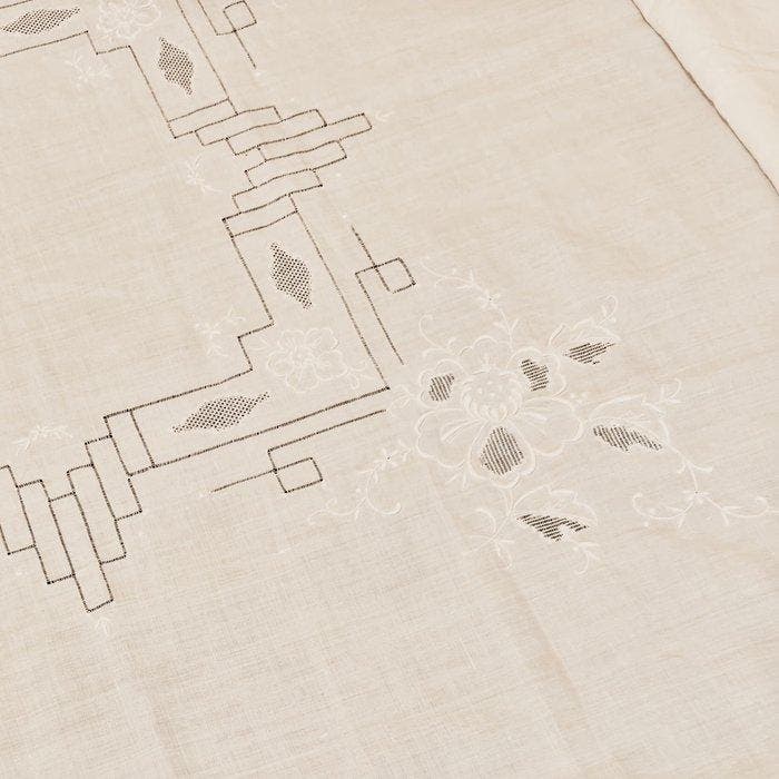 Nappe - 280 cm - 185 cm - Orné de motifs floraux brodés à la, Antiquités & Art, Curiosités & Brocante