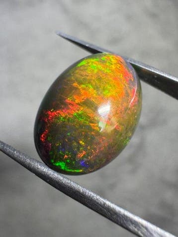 Natuurlijke zwarte opaal uit Ethiopië. 9,30 karaat. ovale