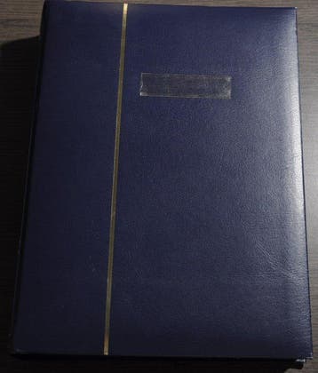 Accessoires - Une grosse boîte remplie de quatre gros albums, Timbres & Monnaies