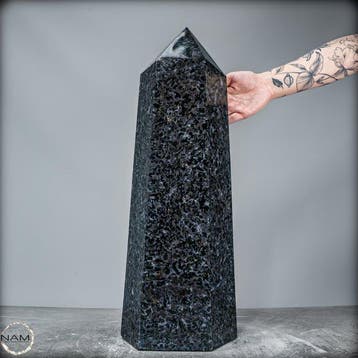 Zeldzame obelisk in indigo-gabbro , Madagaskar- 21540.11 g