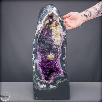 Zeldzame amethistdruse met calciet- en chalcedoonkristallen