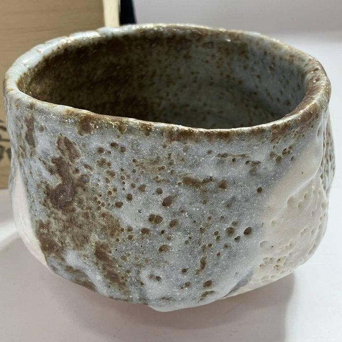 Shino Ware Matcha Tea Bowl by Yo Shakunaga – Expressive, Antiquités & Art, Antiquités | Autres Antiquités