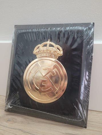 Écusson du Real Madrid doré à l’or 24 carats.