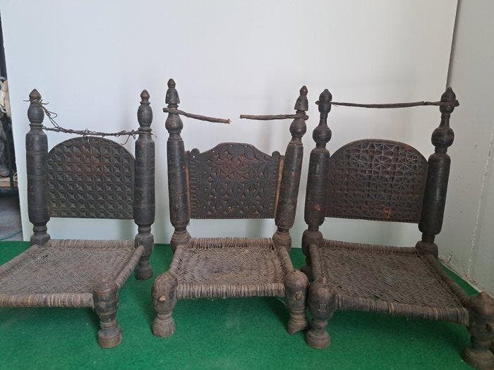 Drie stoelen uit de Swatvallei. - Hout - Afghanistan - 19e, Antiquités & Art, Art | Art non-occidental