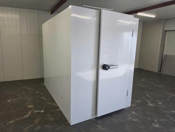 Vriescel 150 x 240 x 220 cm B-keus, Gebruikt, Koelen en Vriezen