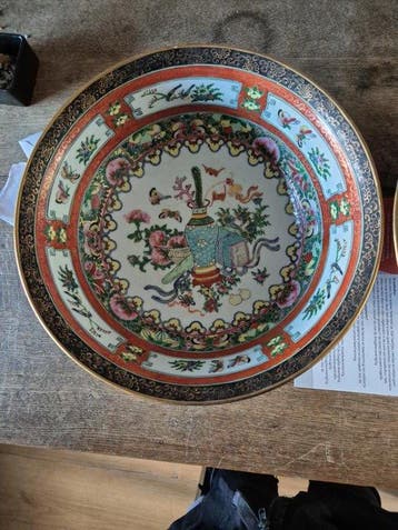 Twee Chinese famille-rose schalen – 30 cm - Porselein -, Antiek en Kunst